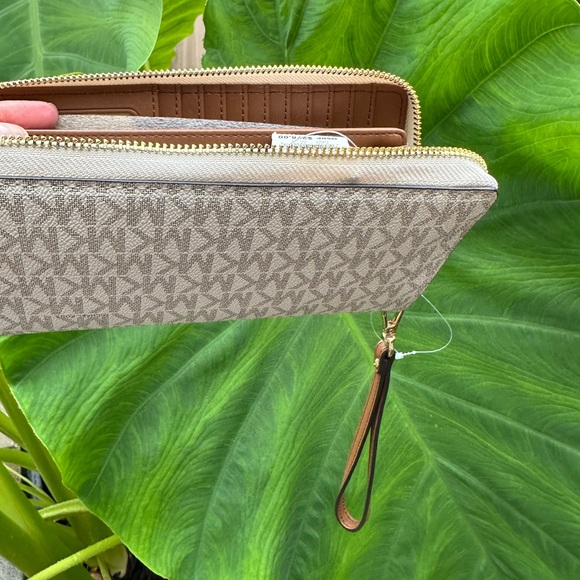 NWT Michael Kors Large Travel Wristlet - Picture 4 of 10